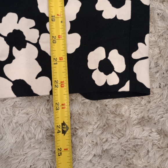 LOFT black/white flower skirt size 10 - Picture 4 of 9